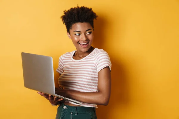 Immagine Gioiosa Donna Afroamericana Sorridente Utilizzando Computer Portatile Isolato Sfondo — Foto Stock