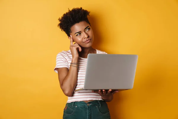 Ciddi Bir Afro Amerikan Kadınının Dizüstü Bilgisayarla Düşünmesi Kullanması Sarı — Stok fotoğraf