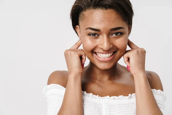 Neşeli Bir Afrikalı Amerikalı Kadının Beyaz Arka Planda Gülüp Kulaklarını — Stok fotoğraf