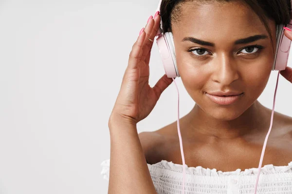 Bild Ung Afrikansk Amerikansk Kvinna Poserar Och Använder Hörlurar Isolerade — Stockfoto