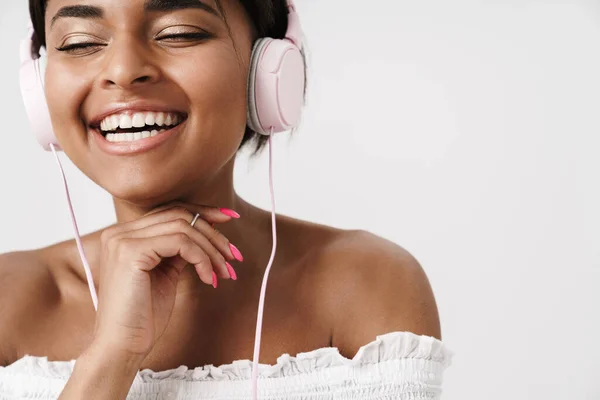 Bild Glad Afrikansk Amerikansk Kvinna Lyssnar Musik Med Hörlurar Isolerade — Stockfoto
