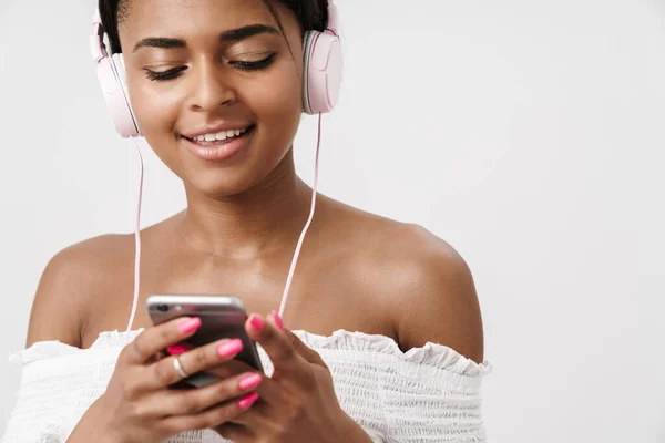 Imagen Alegre Mujer Afroamericana Usando Teléfono Celular Auriculares Aislados Sobre —  Fotos de Stock