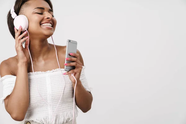 Imagen Alegre Mujer Afroamericana Auriculares Usando Teléfono Celular Mientras Canta —  Fotos de Stock