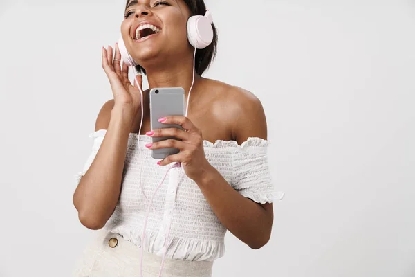 Imagen Mujer Afroamericana Riéndose Usando Auriculares Teléfonos Celulares Aislados Sobre —  Fotos de Stock