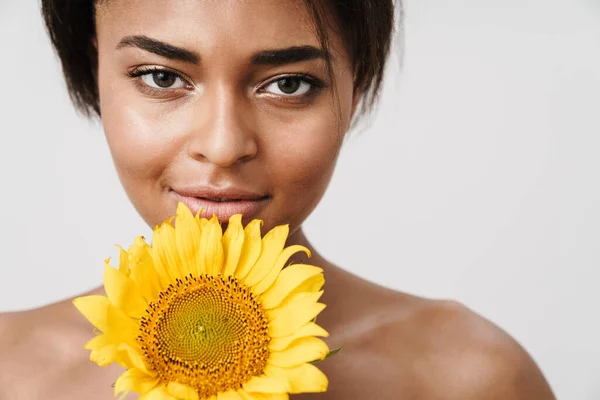 Bild Von Hemdlosen Afrikanisch Amerikanische Frau Posiert Mit Sonnenblume Isoliert — Stockfoto