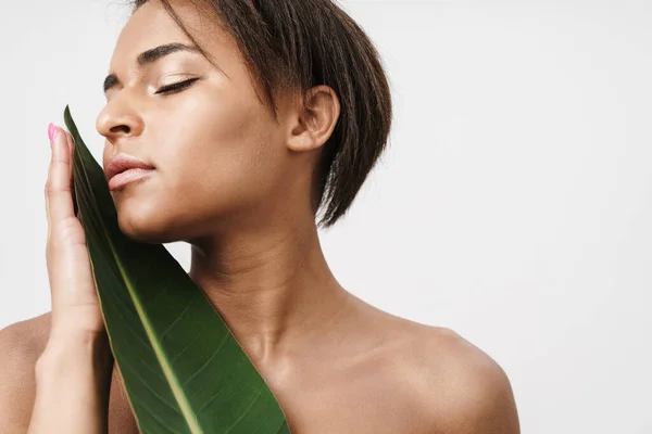 Image Une Femme Afro Américaine Torse Posant Avec Une Feuille — Photo