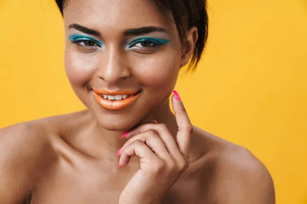 Immagine Donna Afroamericana Senza Maglietta Con Trucco Sorridente Sulla Macchina — Foto Stock