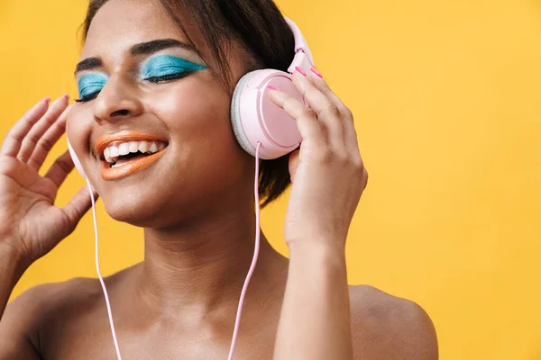 Imagen Una Mujer Afroamericana Sin Camisa Riendo Usando Auriculares Aislados —  Fotos de Stock