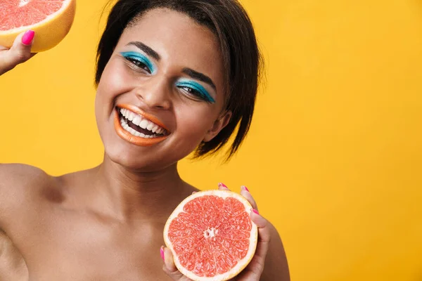 Kép Félmeztelen Afro Amerikai Kezében Grapefruit Mosolygó Izolált Sárga Fal — Stock Fotó