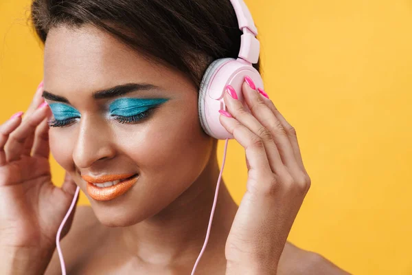 Bild Nöjd Afrikansk Amerikansk Kvinna Lyssnar Musik Med Hörlurar Isolerade — Stockfoto