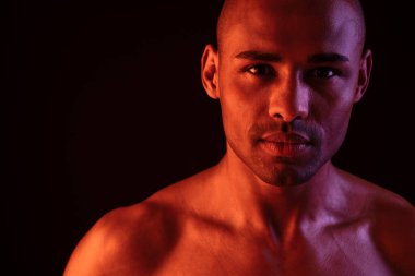 Afrika fitness resmi siyah duvar arka planında izole bir adam memnun