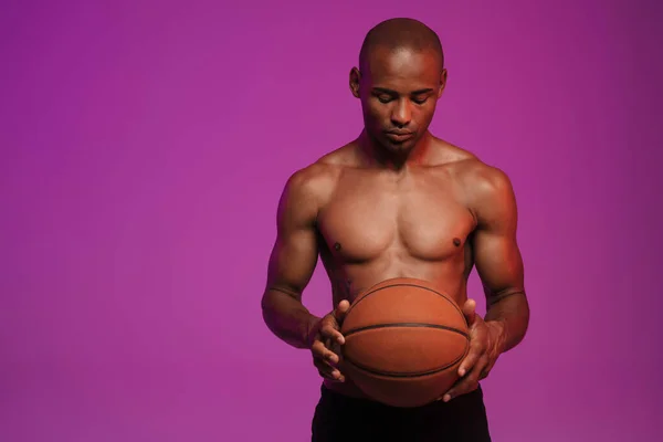 Gambar Atletik Setengah Telanjang African American Pria Berpose Dengan Basket — Stok Foto
