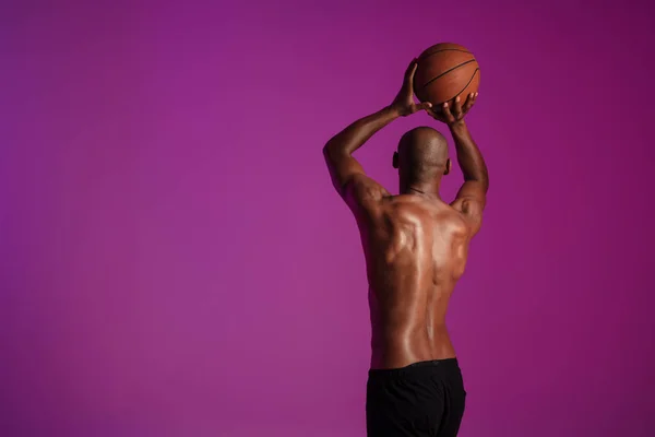 Изображение Спортивного Полуобнаженного Африканского Американца Играющего Баскетбол Изолированного Над Фиолетовой — стоковое фото