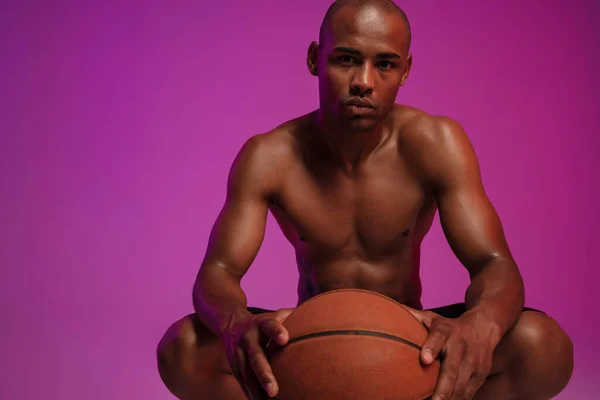 Bild Von Athletischen Halbnackten Afrikanisch Amerikanischen Mann Posiert Mit Basketball — Stockfoto