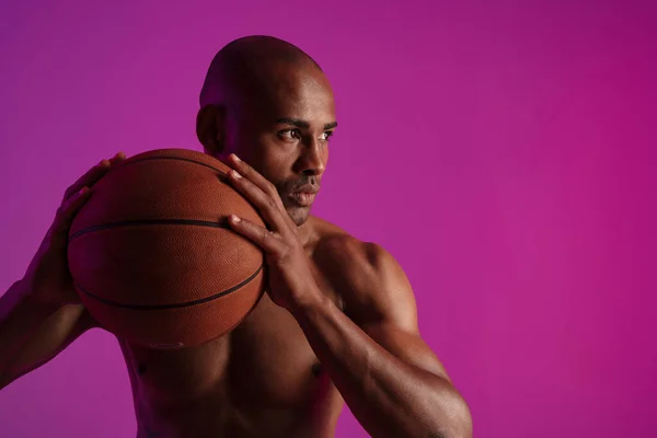 Imagen Del Atlético Afroamericano Semidesnudo Jugando Baloncesto Aislado Sobre Pared — Foto de Stock