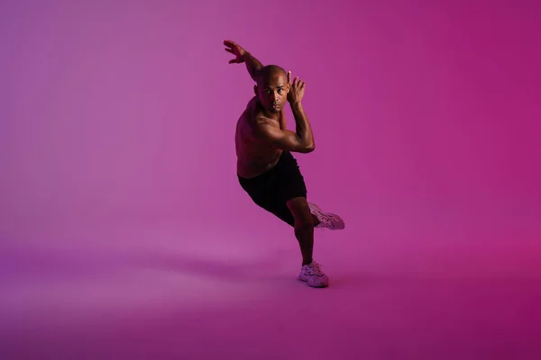 Obraz Przystojny Silny Afrykański Fitness Sport Człowiek Biegacz Izolowany Różowym — Zdjęcie stockowe