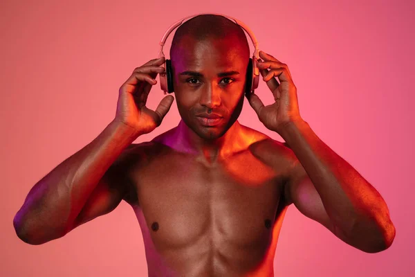 Bild Von Afrikanischem Fitness Mann Posiert Isoliert Über Neonwandhintergrund Während — Stockfoto