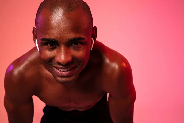 Imagen Del Hombre Fitness Alegre Africano Posando Aislado Sobre Fondo — Foto de Stock
