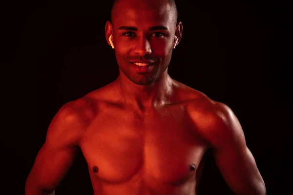 Foto Africano Feliz Sonriente Fitness Hombre Posando Aislado Sobre Fondo — Foto de Stock