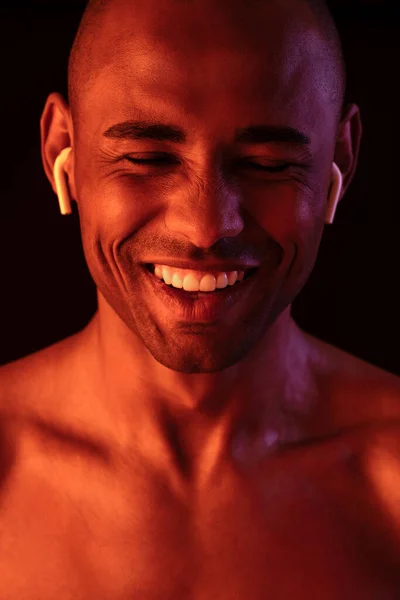 Zdjęcie Afrykańskiego Szczęśliwego Uśmiechniętego Fitness Człowieka Pozowanie Czarnym Tle Ściany — Zdjęcie stockowe