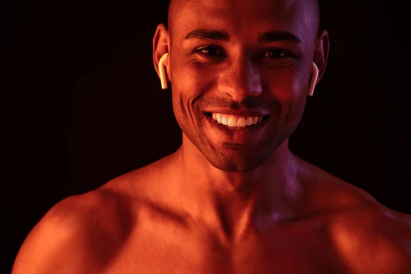 Fotografie Africké Šťastný Usměvavý Fitness Muž Pózuje Izolované Přes Černou — Stock fotografie