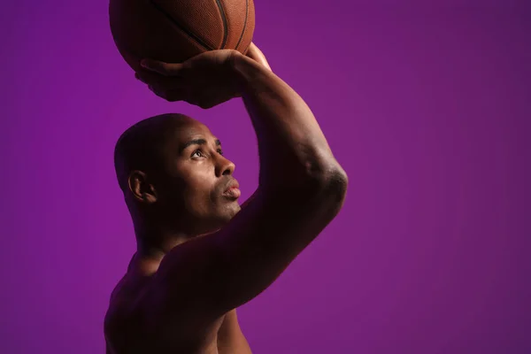 Gambar Atletik Setengah Telanjang African American Manusia Bermain Basket Terisolasi — Stok Foto