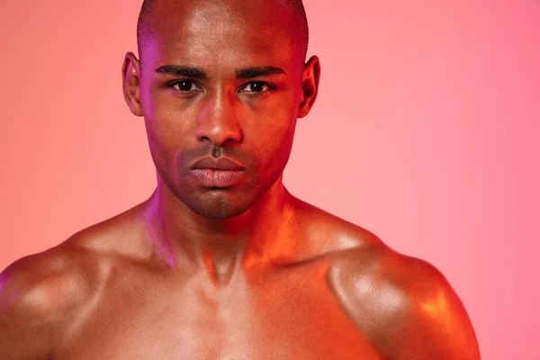 Afbeelding Van Een Knappe Afrikaanse Fitness Man Poseren Geïsoleerd Neon — Stockfoto