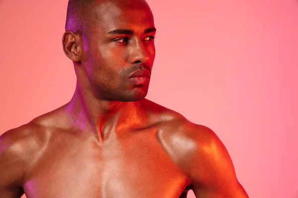 Foto Van Een Ernstige Afrikaanse Fitness Man Poseren Geïsoleerd Neon — Stockfoto