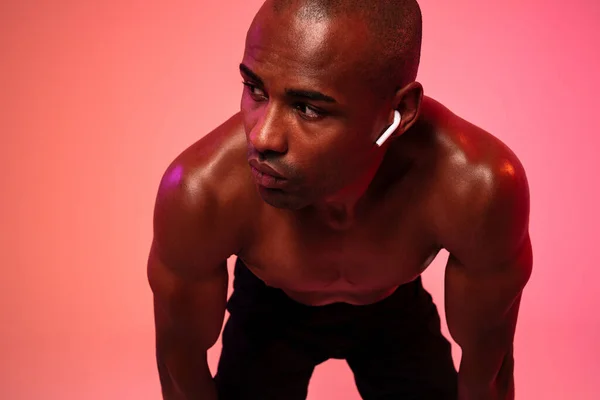 Beeld Van Afrikaanse Ernstige Sportman Poseren Geïsoleerd Neon Muur Achtergrond — Stockfoto
