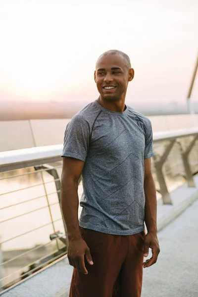 屋外でのトレーニングの後に休息魅力的なアフリカの男性ランナー — ストック写真