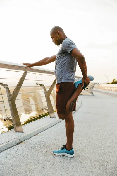 Расслабленный Африканский Спортсмен Растягивается Стоя Мосту — стоковое фото