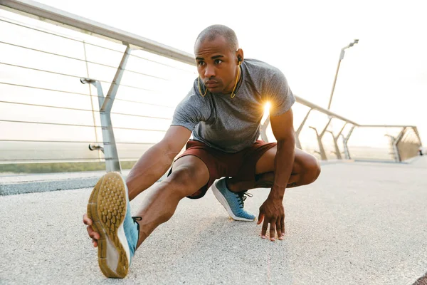 Sportif Africain Détendu Étirant Debout Sur Pont — Photo