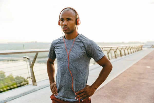 Africano Atleta Americano Homem Ouvindo Música Livre Uma Ponte — Fotografia de Stock