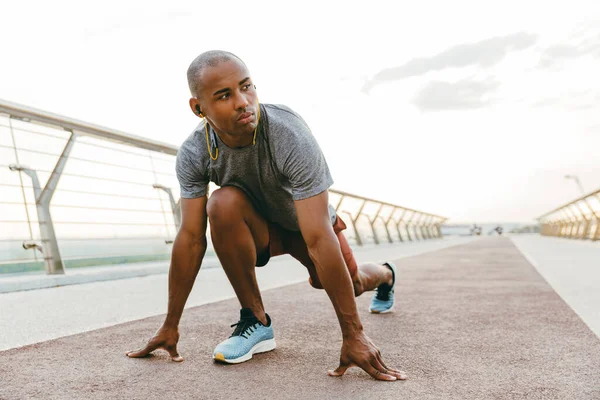 Jovem Homem Africano Corredor Exercitando Livre Uma Ponte Preparando Para — Fotografia de Stock