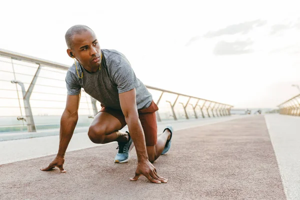 Jovem Homem Africano Corredor Exercitando Livre Uma Ponte — Fotografia de Stock