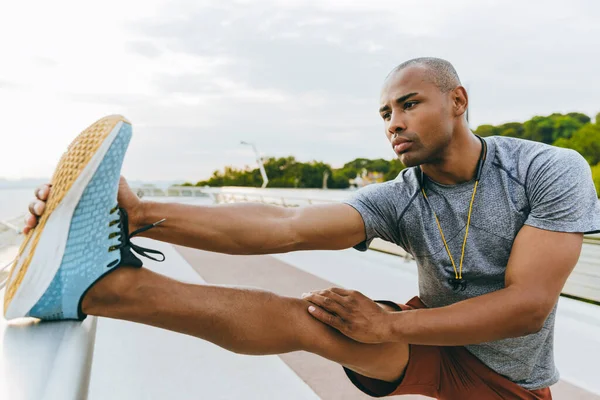 Confiado Joven Africano Deportista Estirándose Puente — Foto de Stock