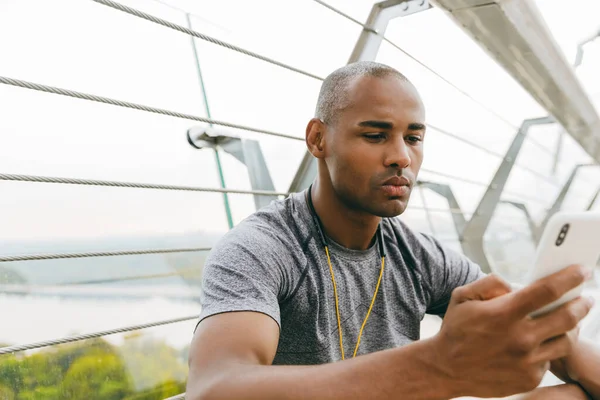 Sporty Young African Man Typing Smart Phone While Resting Outdoors — Stock Photo, Image