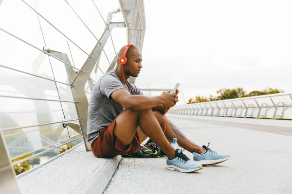 Africano Americano Atleta Homem Ouvindo Música Usando Telefone Celular Livre — Fotografia de Stock