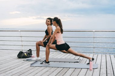 Gezinti güvertesinde egzersiz yapan çok uluslu sporcu kadınların görüntüsü