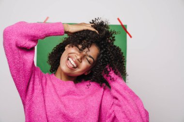 Komik Afrikalı Amerikalı kadın görüntüsü gülümseyen ve dans eden arka planda çok renkli.