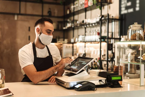 Barista Com Máscara Facial Café Bloqueio Quarentena Coronavírus Volta Conceito — Fotografia de Stock