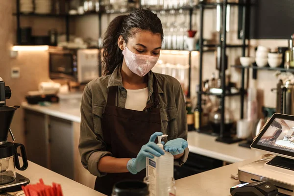 Femme Avec Masque Facial Debout Comptoir Boutique Ouverte Après Verrouillage — Photo