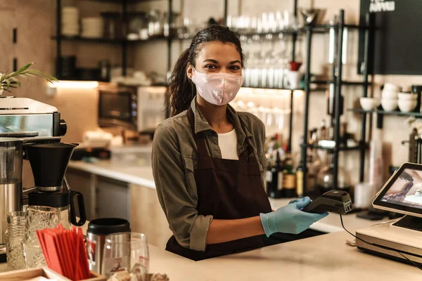 Kvinna Barista Bär Medicinsk Ansiktsmask Med Kontantlös Terminal För Att — Stockfoto