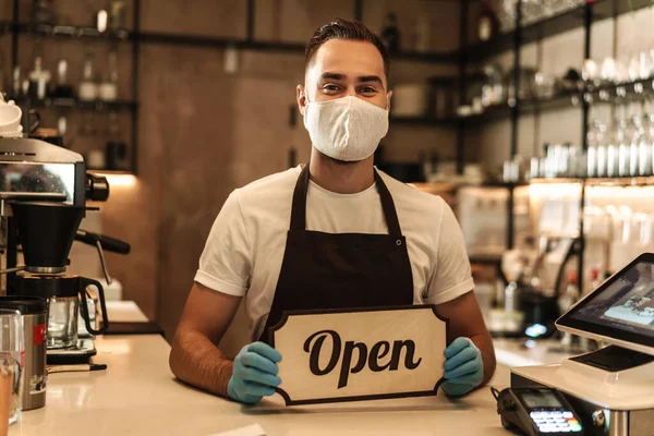 Homem Barista Vestindo Máscara Médica Mostrando Sinal Aberto Atrás Balcão — Fotografia de Stock