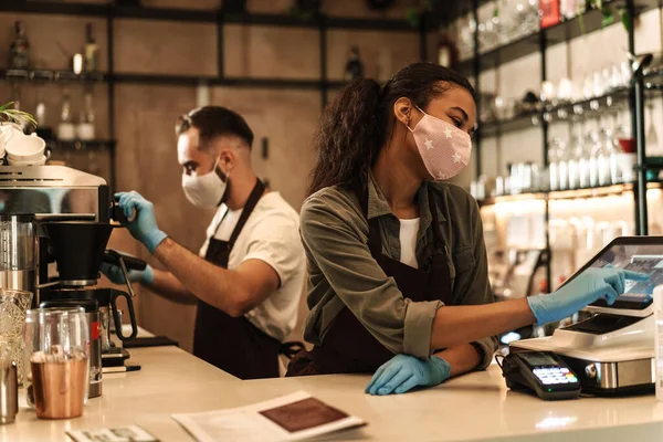 Deux Baristas Portant Masque Médical Servant Café Derrière Comptoir Pendant — Photo