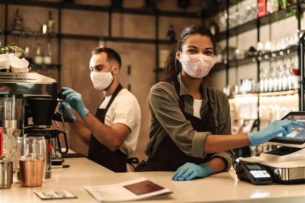 Deux Baristas Portant Masque Médical Servant Café Derrière Comptoir Pendant — Photo