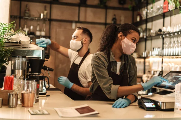 Két Barista Orvosi Maszkot Visel Kávét Szolgálnak Fel Pult Mögött — Stock Fotó