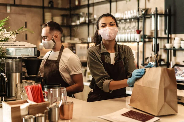 Kaffebutiksägare Med Ansiktsmasker Nedstängning Karantän Coronavirus Tillbaka Till Normalt Koncept — Stockfoto