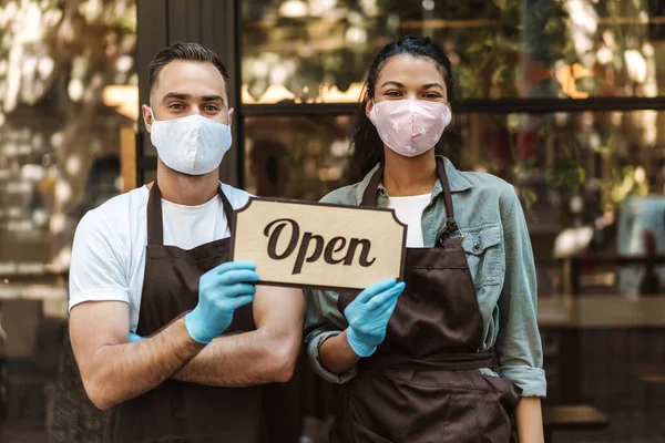 Propriétaires Café Homme Femme Avec Masque Facial Ouvert Après Quarantaine — Photo