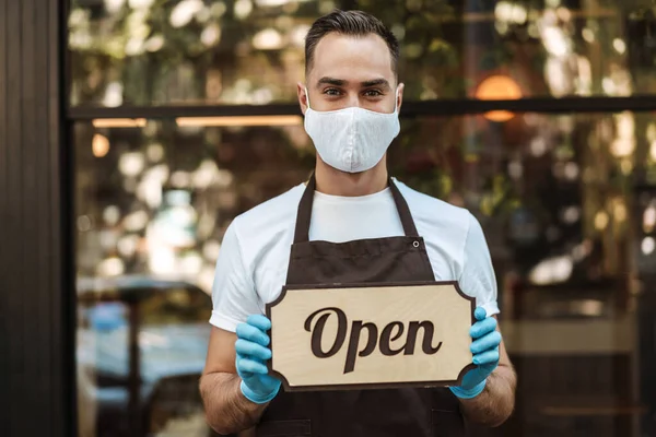 Man Coffee Shop Ägare Med Ansiktsmask Öppnas Efter Lockdown Karantän — Stockfoto